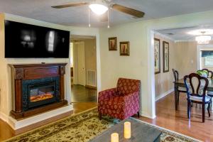 un soggiorno con camino e TV di Waycross Vacation Rental with Private Backyard! a Waycross