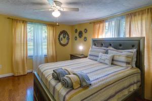 una camera da letto con un grande letto con cuscini sopra di Waycross Vacation Rental with Private Backyard! a Waycross