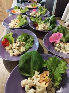 un grupo de platos de comida púrpura en una mesa en Moulin de chez Joyeux, en Thiat