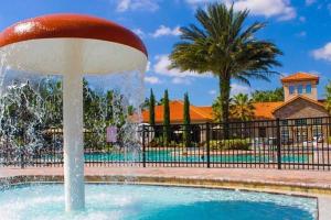 einen Brunnen in einem Pool vor einem Zaun in der Unterkunft Gone 2 Florida Vacation Homes in Orlando