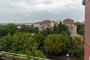 Blick auf eine Stadt mit Bäumen und Gebäuden in der Unterkunft Aurora Apartman in Novi Beograd