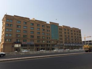 um grande edifício ao lado de uma rua em الناصر em Jeddah