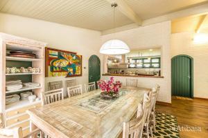 a large dining room with a table and chairs at Casa de Campo in Atibaia