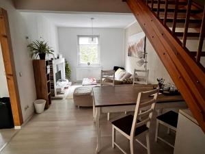 Elsteraue的住宿－Ferienwohnung Sonntag, Elsteraue，客厅配有桌子和沙发