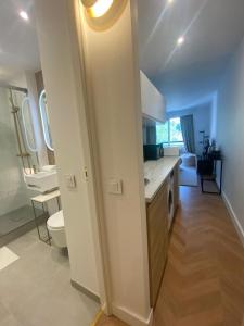 uma cozinha branca com um WC e um lavatório em Cosy Studio near Monaco SEA VIEW Balcony em Beausoleil
