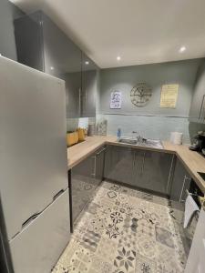 een keuken met een witte koelkast en een spoelbak bij Monkbridge Mews Apartment in York