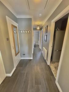 een gang van een huis met houten vloeren en plafonds bij Monkbridge Mews Apartment in York