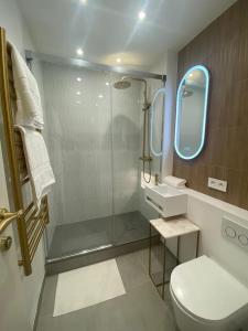 uma casa de banho com um chuveiro, um WC e um lavatório. em Cosy Studio near Monaco SEA VIEW Balcony em Beausoleil