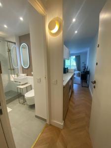 uma casa de banho com um WC e um lavatório em Cosy Studio near Monaco SEA VIEW Balcony em Beausoleil