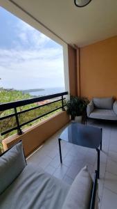 um quarto com uma grande janela com um sofá e uma mesa em Cosy Studio near Monaco SEA VIEW Balcony em Beausoleil