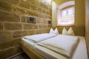 Postel nebo postele na pokoji v ubytování Knast-Hotel Fronfeste