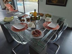 una mesa de cristal con platos de comida. en TAKAMAKA en Manosque