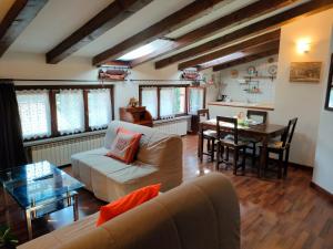 Unique, bright loft chalet style with free private parking - Sandhouses tesisinde bir oturma alanı