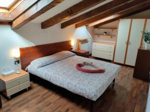 Un dormitorio con una cama con un objeto rojo. en Unique, bright loft chalet style with free private parking - Sandhouses, en Milán