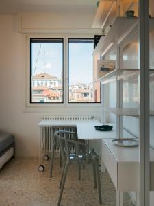 uma cozinha com mesa e cadeiras e uma janela em Le Terrazze em Veneza