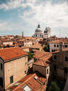 uma vista para uma cidade com telhados em Le Terrazze em Veneza