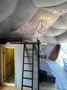 1 cama en una tienda con escalera en una habitación en Panorama Almaty en Almaty