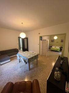 - un salon avec une table et un canapé dans l'établissement Casa gianflò Mondello-Palermo, à Palerme