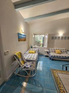 pokój z 2 łóżkami i krzesłem w obiekcie Villetta in stile mediterraneo w mieście Fort Village