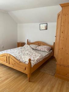 um quarto com uma cama de madeira num quarto em Cabana Mario em Albac