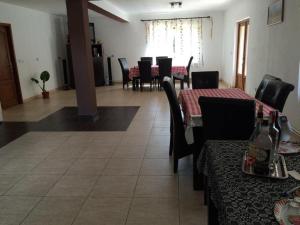 um restaurante com mesas e cadeiras e uma sala de jantar em Cabana Mario em Albac