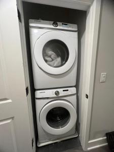 a laundry room with a washing machine and a washer at Modern 2BR 2BA Apartment with rooftop in Brewerytown in Philadelphia