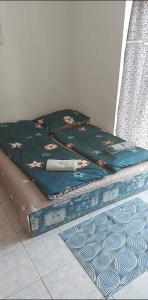 Una cama con una sábana azul encima. en Visszavár-Lak privát bérlemény, en Badacsonytomaj