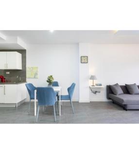 una cucina e un soggiorno con tavolo e sedie di COCO apartament. a El Médano