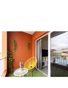 balcone con tavolo e ombrellone giallo di COCO apartament. a El Médano