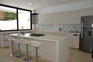 A kitchen or kitchenette at Villa Santafe