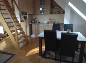 a dining room table and chairs in a kitchen at Apartman Malina in Zlatibor