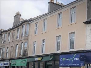 um grande edifício na esquina de uma rua em Steisean a dha with office - Comet apartments em Helensburgh