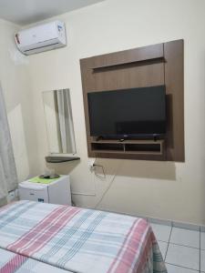 Μια τηλεόραση ή/και κέντρο ψυχαγωγίας στο Sua casa fora de casa +12 φωτογραφίες