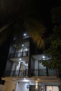 un gran edificio con balcón por la noche en LAYENSA, en Gampaha
