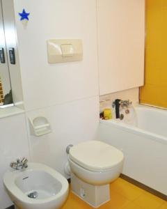 uma casa de banho com um WC branco e um lavatório. em Residence Pianeta Maratea em Maratea