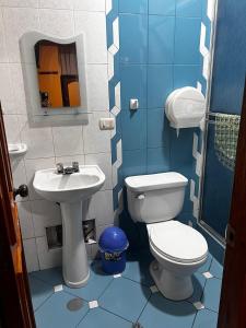 y baño con aseo y lavamanos. en Hotel Colquewasi, en Cusco