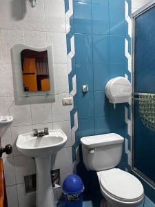 Baño pequeño con aseo y lavamanos en Hotel Colquewasi, en Cusco