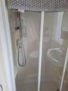 y baño con ducha y lavamanos. en Beautiful 3 bedroom holiday home Amazing views, en Gisburn