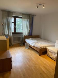 ミュンヘンにあるOktoberfestのベッドルーム1室(ベッド2台、窓付)