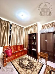 sala de estar con sofá y estante en Harramain Homestay Kuala Krai en Kuala Kerai