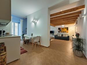 a kitchen and living room with a table and chairs at Momoflat in Agrigento