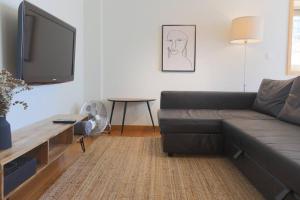 ヴィラ・ノヴァ・デ・ガイアにあるRepublica Deluxe Apartmentのリビングルーム(ソファ、薄型テレビ付)