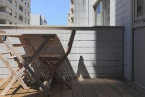 ヴィラ・ノヴァ・デ・ガイアにあるRepublica Deluxe Apartmentの木製椅子