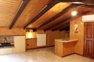 Il comprend une cuisine avec des murs et un plafond en bois. dans l'établissement Nido Tra Le Stelle E Il Blu, à Odalengo Piccolo