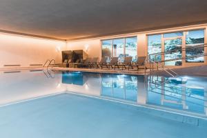 una piscina con sedie in una casa di Felbermayer´s Bed & Breakfast a Gaschurn