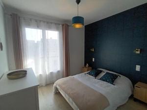 1 dormitorio con cama y ventana grande en Centre, Soulages, Amphithéâtre - clim balcon parking, en Rodez