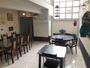 a restaurant with tables and chairs in a room at Casa espetacular com piscina para grupos - Glamour e lazer in São Paulo