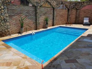 una gran piscina con una pelota de fútbol. en Casa espetacular com piscina para grupos - Glamour e lazer, en São Paulo