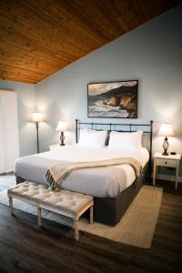 ein Schlafzimmer mit einem großen Bett mit zwei Tischen und zwei Lampen in der Unterkunft Sea Otter Inn in Cambria