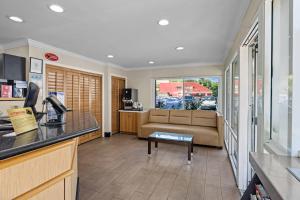 Η κουζίνα ή μικρή κουζίνα στο Del Sol Inn Anaheim